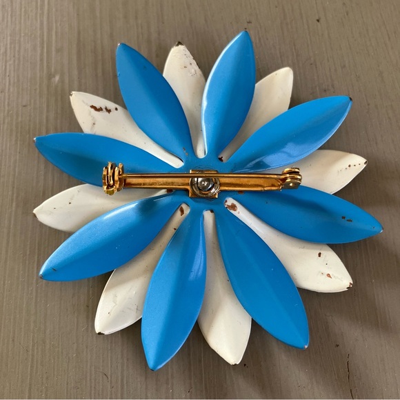 Two Vintage Enamel Brooch Flower Pins - Picture 3 of 6